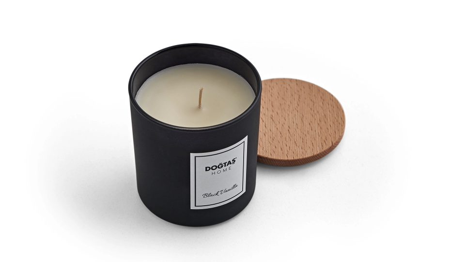 6a6b5a6c12a4b 62642037 sw1920sh1080.png BLACK VANILLA – Bougie
