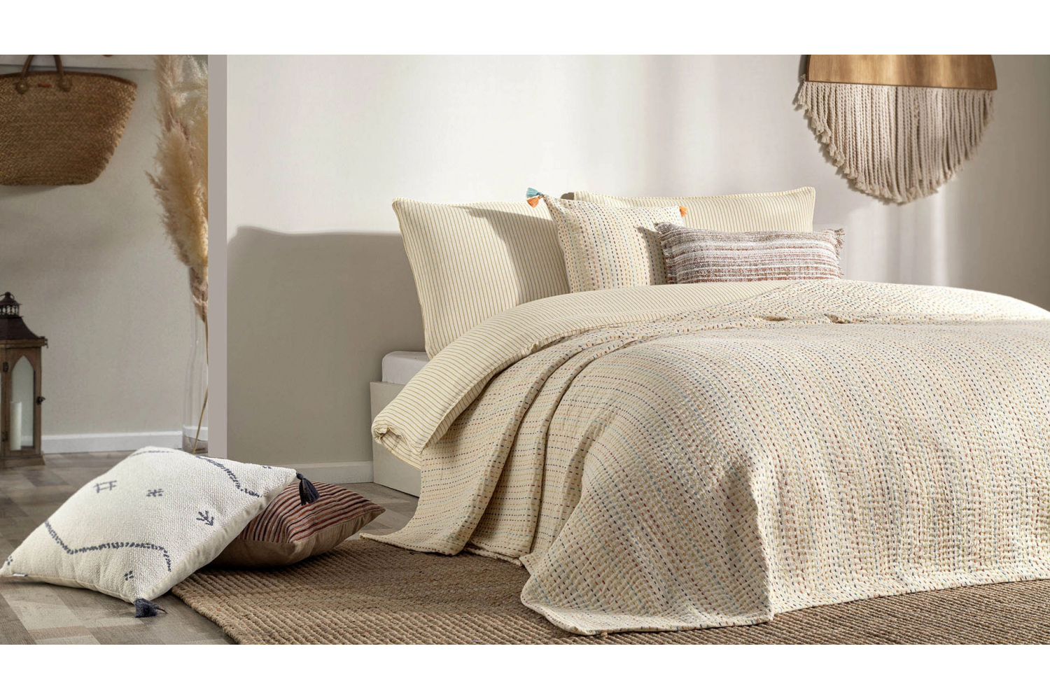 6a6b654f4fb3e 65801074 sw1920sh1080.png LOVA SCOTT – Couvre-lit – vue 2