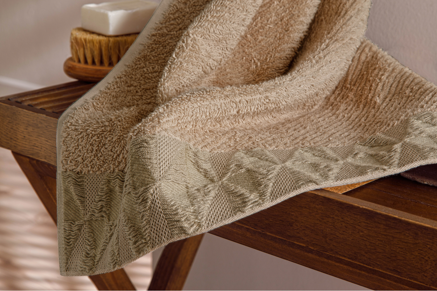6a6b663d48a6e 24048572 sw5000sh3333.png LOVA JULE FACE TOWEL – Serviette de visage Jule – Réf. 1704