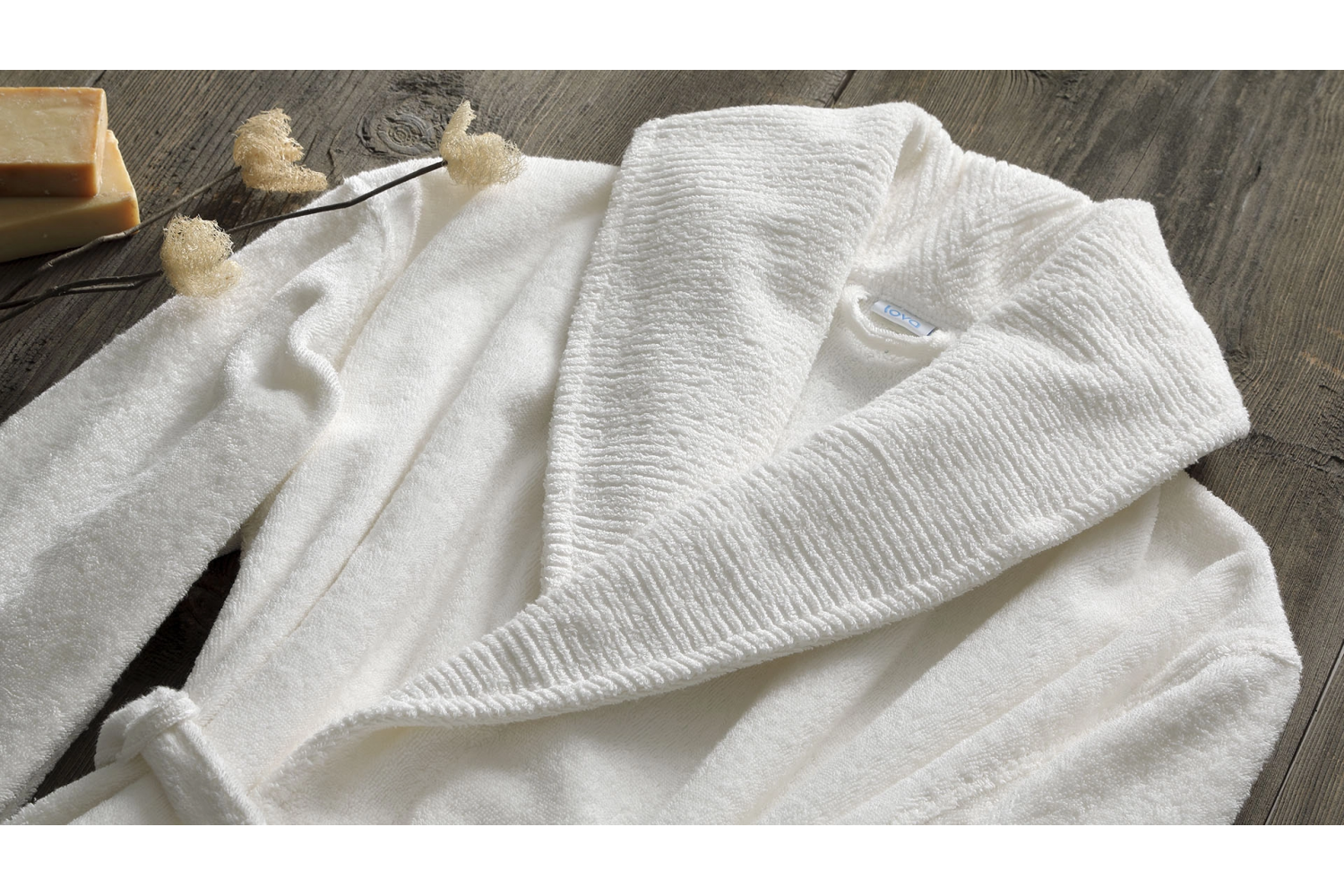 6a6b737fc976e 84261385 sw1920sh1080.png LOVA RICCI BATHROBE – Peignoir Ricci – vue 2